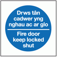 Drws tan cadwer yng nghau ac ar glo - fire door keep locked shut sign